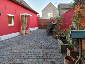 Schönste Lage am Rhein, behagliches Haus mit Kamin.